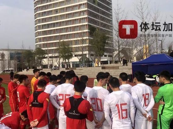 儿子埃斯德班在18岁生日这天车祸身亡。